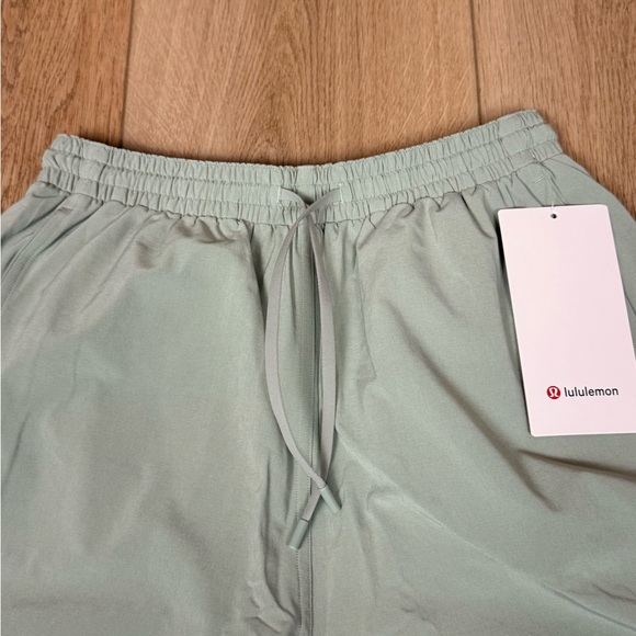 NWT Lululemon Pace Rival High-Rise 5” Shorts Size 4 Fog Green - Picture 2 of 7